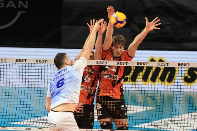 DEU, DVV, 1 VBL, BR Volleys vs VFB Friredrichshafen, 21 01 2024, Max Schmeling Halle, Berlin, DEU, DVV, 1 VBL, BR Volleys vs VFB Friredrichshafen, in the picture Johannes Tille BR Volleys 6 , Tobias Krick BR Volleys 21 , Tim Peter Friedrichshafen 4 Photo Juergen Engler nordphoto GmbH nordphotoxGmbHx xEngler nph00076