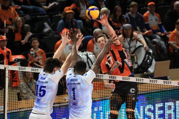 DEU, DVV, 1 VBL, BR Volleys vs VFB Friredrichshafen, 21 01 2024, Max Schmeling Halle, Berlin, DEU, DVV, 1 VBL, BR Volleys vs VFB Friredrichshafen, in the picture Marek Sotola BR Volleys 17 , Jackson Young Friedrichshafen 15 , Jose Israel Masso Alvarez Friedrichshafen 1 Photo Juergen Engler nordphoto GmbH nordphotoxGmbHx xEngler nph00076