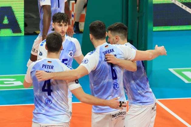 DEU, DVV, 1 VBL, BR Volleys vs VFB Friredrichshafen, 21 01 2024, Max Schmeling Halle, Berlin, DEU, DVV, 1 VBL, BR Volleys vs VFB Friredrichshafen, in the picture Friedrichshafen players circle Photo Juergen Engler nordphoto GmbH nordphotoxGmbHx xEngler nph00076