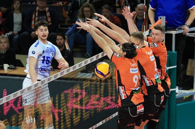 DEU, DVV, 1 VBL, BR Volleys vs VFB Friredrichshafen, 21 01 2024, Max Schmeling Halle, Berlin, DEU, DVV, 1 VBL, BR Volleys vs VFB Friredrichshafen, in the picture Timothee Carle BR Volleys 9 , Timo Tammemaa BR Volleys 4 , Marek Sotola BR Volleys 17 , Jackson Young Friedrichshafen 15 Photo Juergen Engler nordphoto GmbH nordphotoxGmbHx xEngler nph00076