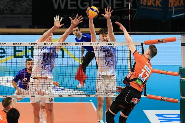 DEU, DVV, 1 VBL, BR Volleys vs VFB Friredrichshafen, 21 01 2024, Max Schmeling Halle, Berlin, DEU, DVV, 1 VBL, BR Volleys vs VFB Friredrichshafen, in the picture Marek Sotola BR Volleys 17 , Marcus Boehme Friedrichshafen 11 , Jackson Young Friedrichshafen 15 Photo Juergen Engler nordphoto GmbH nordphotoxGmbHx xEngler nph00076