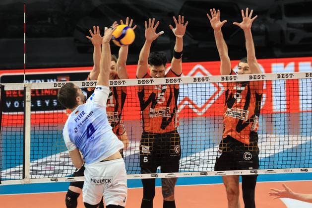 DEU, DVV, 1 VBL, BR Volleys vs VFB Friredrichshafen, 21 01 2024, Max Schmeling Halle, Berlin, DEU, DVV, 1 VBL, BR Volleys vs VFB Friredrichshafen, in the picture Cody Kessel BR Volleys 11 , Neheimjah Mote BR Volleys 5 , Timothee Carle BR Volleys 9 , Tim Peter Friedrichshafen 4 Foto Juergen Engler nordphoto GmbH nordphotoxGmbHx xEngler nph00076
