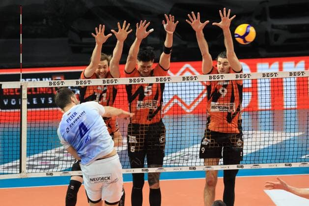 DEU, DVV, 1 VBL, BR Volleys vs VFB Friredrichshafen, 21 01 2024, Max Schmeling Halle, Berlin, DEU, DVV, 1 VBL, BR Volleys vs VFB Friredrichshafen, in the picture Cody Kessel BR Volleys 11 , Neheimjah Mote BR Volleys 5 , Timothee Carle BR Volleys 9 , Tim Peter Friedrichshafen 4 Foto Juergen Engler nordphoto GmbH nordphotoxGmbHx xEngler nph00076