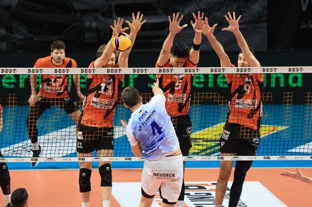 DEU, DVV, 1 VBL, BR Volleys vs VFB Friredrichshafen, 21 01 2024, Max Schmeling Halle, Berlin, DEU, DVV, 1 VBL, BR Volleys vs VFB Friredrichshafen, in the picture Cody Kessel BR Volleys 11 , äb5 , Timothee Carle BR Volleys 9 , Tim Peter Friedrichshafen 4 Foto Juergen Engler nordphoto GmbH nordphotoxGmbHx xEngler nph00076