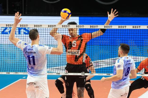 DEU, DVV, 1 VBL, BR Volleys vs VFB Friredrichshafen, 21 01 2024, Max Schmeling Halle, Berlin, DEU, DVV, 1 VBL, BR Volleys vs VFB Friredrichshafen, in the picture Neheimjah Mote BR Volleys 5 , Marcus Boehme Friedrichshafen 11 , Aleksa Batak Friedrichshafen 8 Photo Juergen Engler nordphoto GmbH nordphotoxGmbHx xEngler nph00076
