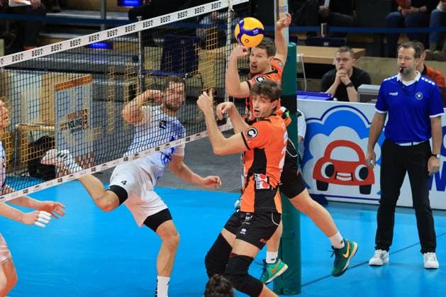 DEU, DVV, 1 VBL, BR Volleys vs VFB Friredrichshafen, 21 01 2024, Max Schmeling Halle, Berlin, DEU, DVV, 1 VBL, BR Volleys vs VFB Friredrichshafen, in the picture Johannes Tille BR Volleys 6 , Tobias Krick BR Volleys 21 , Tim Peter Friedrichshafen 4 Photo Juergen Engler nordphoto GmbH nordphotoxGmbHx xEngler nph00076