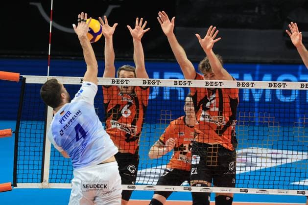 DEU, DVV, 1 VBL, BR Volleys vs VFB Friredrichshafen, 21 01 2024, Max Schmeling Halle, Berlin, DEU, DVV, 1 VBL, BR Volleys vs VFB Friredrichshafen, in the picture Johannes Tille BR Volleys 6 , Tobias Krick BR Volleys 21 , Tim Peter Friedrichshafen 4 Photo Juergen Engler nordphoto GmbH nordphotoxGmbHx xEngler nph00076