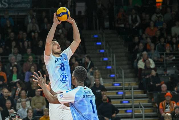 Berlin, Germany January 21, 2024 1 VBL 2023 2024 Berlin Recycling Volleys vs VfB Friedrichshafen In the picture Aleksa Batak VfB Friedrichshafen places the ball, in the foreground Jose Israel Masso Alvarez VfB Friedrichshafen Copyright: xFotostandx xReuhlx