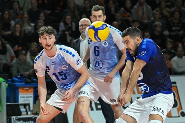 Berlin, Germany January 21, 2024 1 VBL 2023 2024 Berlin Recycling Volleys vs VfB Friedrichshafen Pictured receiving the ball Nikola Pekovic VfB Friedrichshafen , from left Jackson Young VfB Friedrichshafen , Michal Superlak VfB Friedrichshafen Copyright: xFotostandx xReuhlx