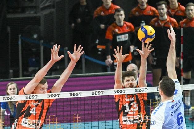 Berlin, Germany January 21, 2024 1 VBL 2023 2024 Berlin Recycling Volleys vs VfB Friedrichshafen Pictured from left in a duel Timo Tammemaa BR Volleys , Ruben Schott BR Volleys , Michal Superlak VfB Friedrichshafen Copyright: xFotostandx xReuhlx