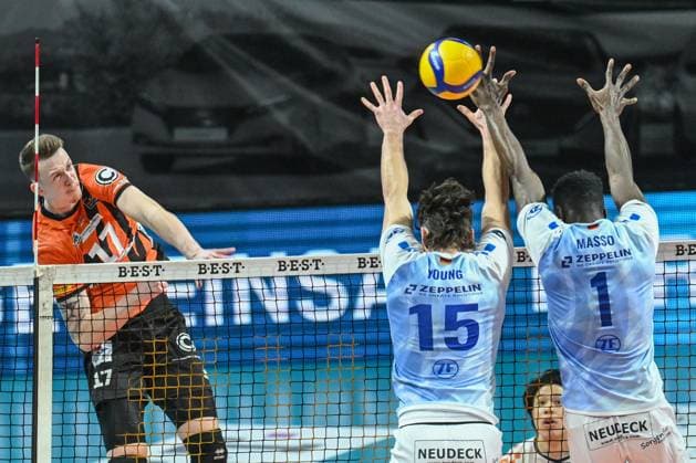 Berlin, Germany January 21, 2024 1 VBL 2023 2024 Berlin Recycling Volleys vs VfB Friedrichshafen In the picture Marek Sotola BR Volleys smashes the ball into the block of f li Jackson Young VfB Friedrichshafen , Jose Israel Masso Alvarez VfB Friedrichshafen Copyright: xFotostandx xReuhlx