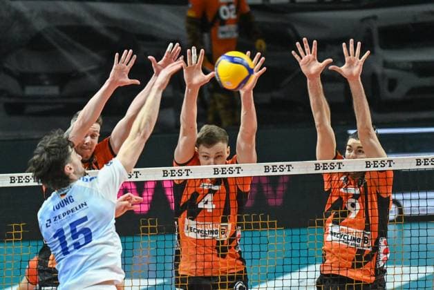 Berlin, Germany January 21, 2024 1 VBL 2023 2024 Berlin Recycling Volleys vs VfB Friedrichshafen Pictured from left in a duel Jackson Young VfB Friedrichshafen , Marek Sotola BR Volleys , Timo Tammemaa BR Volleys , Timothee Carle BR Volleys Copyright: xFotostandx xReuhlx