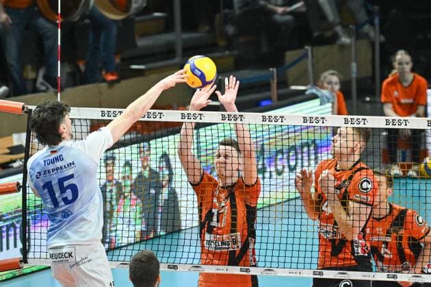 Berlin, Germany January 21, 2024 1 VBL 2023 2024 Berlin Recycling Volleys vs VfB Friedrichshafen In the picture from left in a duel Jackson Young VfB Friedrichshafen , Marek Sotola BR Volleys , next to him Timo Tammemaa BR Volleys Copyright: xFotostandx xReuhlx