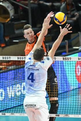 Berlin, Germany January 21, 2024 1 VBL 2023 2024 Berlin Recycling Volleys vs VfB Friedrichshafen In the picture from left in the duel Marek Sotola BR Volleys , Tim Peter VfB Friedrichshafen Copyright: xFotostandx xReuhlx