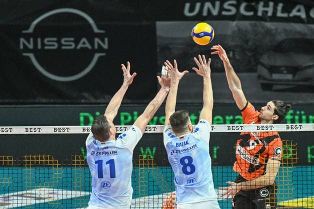 Berlin, Germany January 21, 2024 1 VBL 2023 2024 Berlin Recycling Volleys vs VfB Friedrichshafen Pictured from left in a duel Marcus Böhme VfB Friedrichshafen , Aleksa Batak VfB Friedrichshafen , Timothee Carle BR Volleys Copyright: xFotostandx xReuhlx