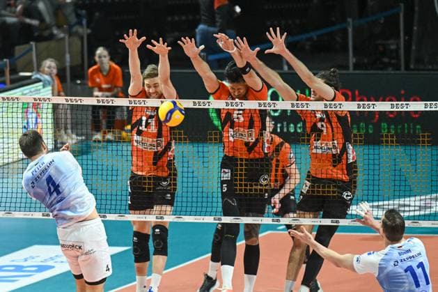 Berlin, Germany January 21, 2024 1 VBL 2023 2024 Berlin Recycling Volleys vs VfB Friedrichshafen In the picture successful Berlin block of Cody Kessel BR Volleys , Nehemiah Mote BR Volleys , Timothee Carle BR Volleys , left Tim Peter VfB Friedrichshafen Copyright: xFotostandx xReuhlx