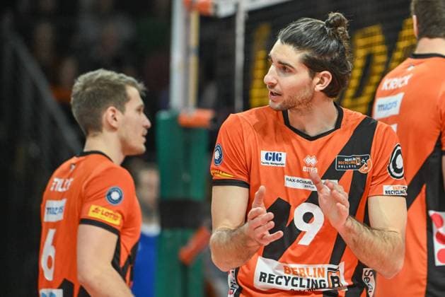 Berlin, Germany 21 January 2024 1 VBL 2023 2024 Berlin Recycling Volleys vs VfB Friedrichshafen In the picture Timothee Carle BR Volleys supports his teammates Copyright: xFotostandx xReuhlx