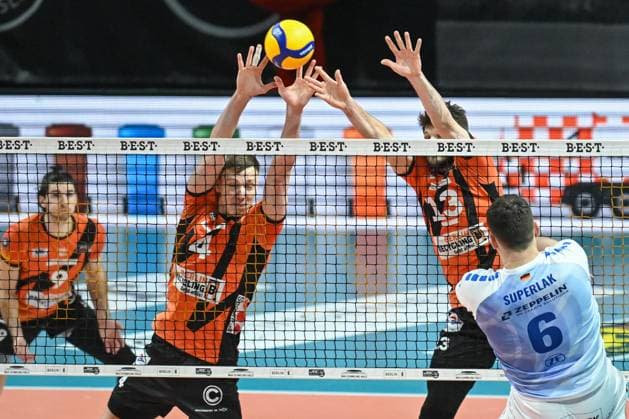 Berlin, Germany January 21, 2024 1 VBL 2023 2024 Berlin Recycling Volleys vs VfB Friedrichshafen Pictured from left in a duel Timo Tammemaa BR Volleys , Ruben Schott BR Volleys , Michal Superlak VfB Friedrichshafen Copyright: xFotostandx xReuhlx