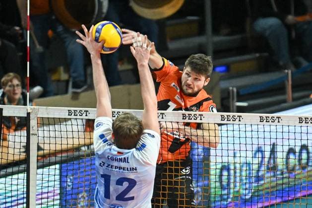 Berlin, Germany January 21, 2024 1 VBL 2023 2024 Berlin Recycling Volleys vs VfB Friedrichshafen In the picture from left in the duel Jan Fornal VfB Friedrichshafen , Ruben Schott BR Volleys Copyright: xFotostandx xReuhlx