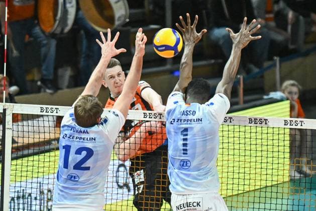 Berlin, Germany January 21, 2024 1 VBL 2023 2024 Berlin Recycling Volleys vs VfB Friedrichshafen Pictured from left in a duel Jan Fornal VfB Friedrichshafen , Marek Sotola BR Volleys , Jose Israel Masso Alvarez VfB Friedrichshafen Copyright: xFotostandx xReuhlx