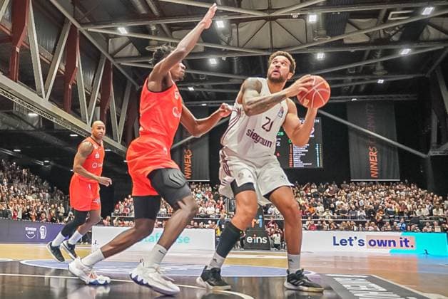 Sport Themen der Woche KW03 Sport Bilder des Tages Chemnitz, Deutschland 21. Januar 2024: 1.BBL - 2023 2024 - Niners Chemnitz vs. FC Bayern München Im Bild: v. li. im Zweikampf Tylor Ongwae (Chemnitz)und Elias Harris (München) *** Chemnitz, Germany January 21, 2024 1 BBL 2023 2024 Niners Chemnitz vs FC Bayern Munich In the picture from left in the duel Tylor Ongwae Chemnitz and Elias Harris Munich Copyright: xFotostandx xNachtigallx