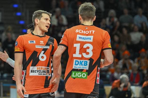 Berlin, Germany January 21, 2024 1 VBL 2023 2024 Berlin Recycling Volleys vs VfB Friedrichshafen Pictured from left Johannes Tille BR Volleys , Ruben Schott BR Volleys Copyright: xFotostandx xReuhlx