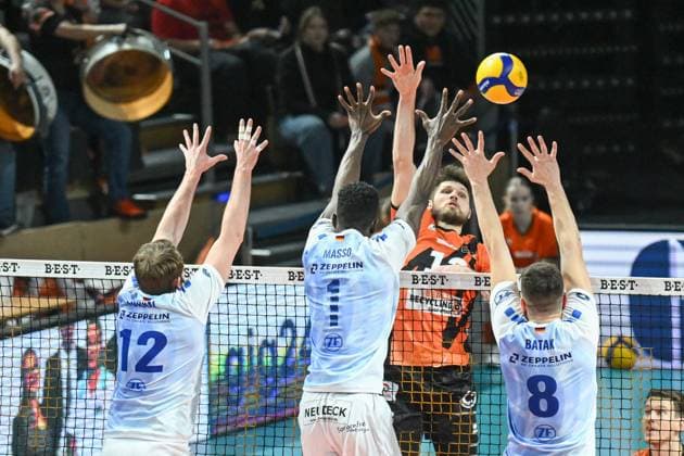 Berlin, Germany January 21, 2024 1 VBL 2023 2024 Berlin Recycling Volleys vs VfB Friedrichshafen Pictured from left in a duel Jan Fornal VfB Friedrichshafen , Jose Israel Masso Alvarez VfB Friedrichshafen , Ruben Schott BR Volleys , Aleksa Batak VfB Friedrichshafen Copyright: xFotostandx xReuhlx