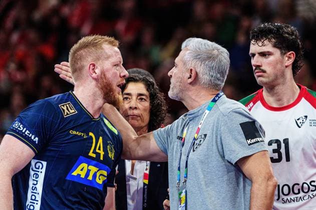 Jim Gottfridsson Sweden, 24 , Paulo Pereira Portugal, Coach GER, Sweden vs Portugal, Handball, Men, EHF Euro 2024, Main Round 2, Matchday 3, 21 01 2024 GER, Sweden vs Portugal, Handball, Men, EHF Euro 2024, Main Round 2, Matchday 3, 21 01 2024 Hamburg Copyright: xEibner-Pressefoto MarcelxvonxFehrnx EP_MFN