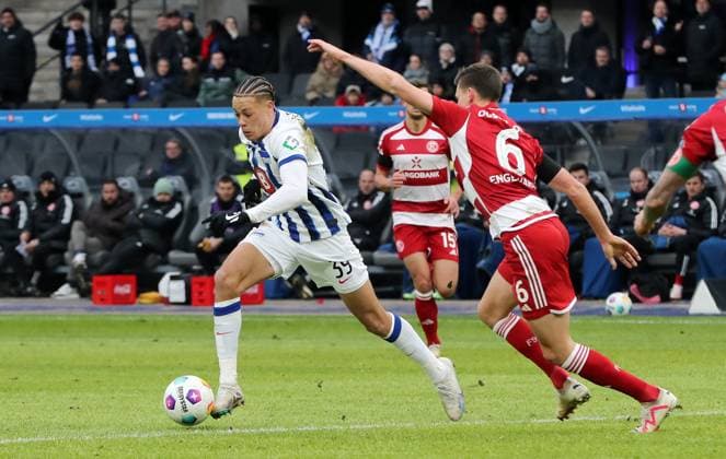 Derry Scherhant, Yannik Engelhardt duel match scene action sport soccer soccer DFL 2 Bundesliga Men 18 Matchday Season 2023 2024 21 01 2024 Hertha BSC Berlin vs Fortuna Düsseldorf DFL regulations prohibit any use of photographs as image sequences and or quasi video