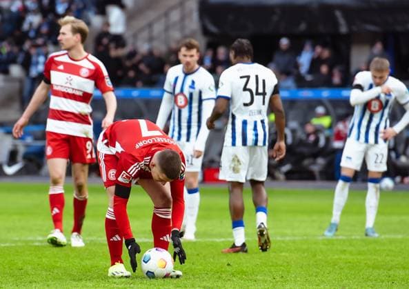 Fussball 2 Bundesliga, Hertha BSC Fortuna Duesseldorf 21 01 2024, xdanx, Fussball 2 Bundesliga, Hertha BSC Fortuna Duesseldorf, v l Christoph Tzolis Fortuna Duesseldorf 7 ,legt sich den Ball zum Elfmeter hin DFL DFB REGULATIONS PROHIBIT ANY USE OF PHOTOGRAPHS as IMAGE SEQUENCES and or QUASI VIDEO Foto Daniel Lakomski Mix1 Berlin Olympiastadion Berlin Berlin Deutschland DE Copyright: xDanielxLakomskix