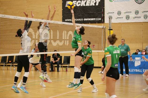 21 01 2024, xmohx, Volleyball 2 Bundesliga Süd, proWIN Volleys TV Holz DJK Sportbund München Ost emspor, v l Standhardinger und Diana Ittlinger München , Greta Mittler Holz DFL DFB REGULATIONS PROHIBIT ANY USE OF PHOTOGRAPHS as IMAGE SEQUENCES and or QUASI VIDEO Saarbrücken