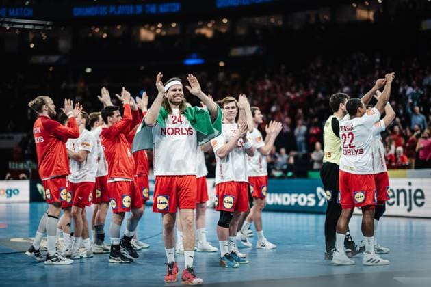 Handball Men EHF EURO 2024 European Championshop Men 2024 Final Tournament Norway vs Denmark 21 01 2024 Mikkel Hansen 24, Denmark, DEN applauds the fans after the match Hamburg Barclays Arena Hamburg Germany