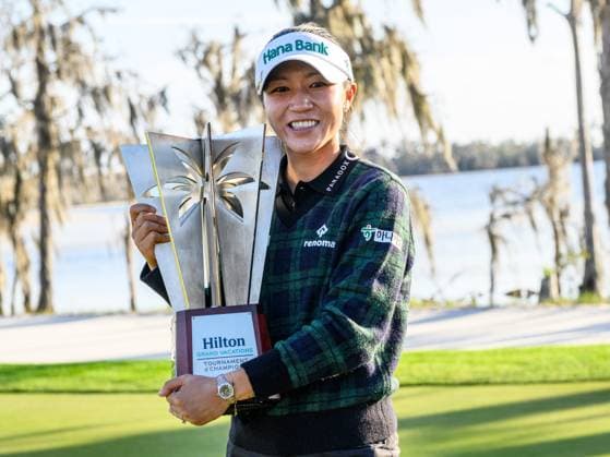 Sport Themen der Woche KW03 Sport Bilder des Tages LPGA, Golf Damen 2024: Hilton Grand Vacations Tournament of Champions Rnd 4 JAN 21 January 21, 2024: Lydia Ko of New Zealand poses with the winner trophy after winning the Hilton Grand Vacations Tournament of Champions held at Lake Nona Golf & Country Club in Orlando, FL. Romeo T Guzman CSM(Credit Image: Romeo Guzman Cal Media) Orlando Fl USA EDITORIAL USE ONLY Copyright: xx ZUMA-20240121_faf_cg2_065.jpg RomeoxGuzmanx csmphotothree225651