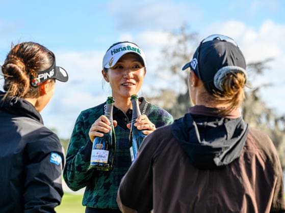 LPGA, Golf Damen 2024: Hilton Grand Vacations Tournament of Champions Rnd 4 JAN 21 January 21, 2024: Lydia Ko of New Zealand gets handed champagne bottle by In Gee Chun of Korea (L) and Danielle Kang after winning t he Hilton Grand Vacations Tournament of Champions held at Lake Nona Golf & Country Club in Orlando, FL. Romeo T Guzman CSM(Credit Image: Romeo Guzman Cal Media) Orlando Fl USA EDITORIAL USE ONLY Copyright: xx ZUMA-20240121_faf_cg2_062.jpg RomeoxGuzmanx csmphotothree225654