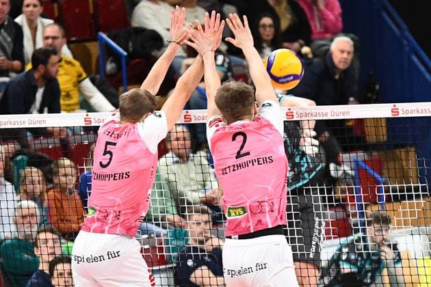 from left Daniel Hänhnert Netzhoppers KW, 5 and Maxim Künitz Netzhoppers KW, 2 form the block, action, action, game scene xmhx