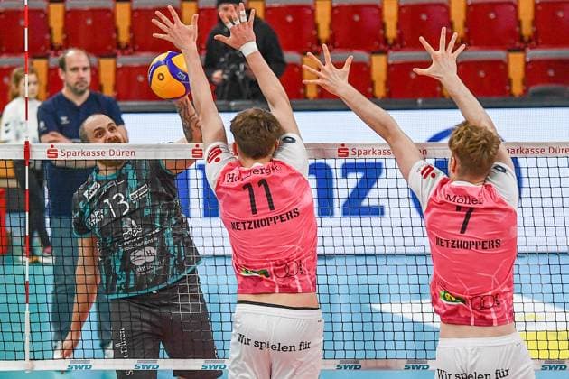 from left Sebastian Gevert Powervolleys Düren, 13 smashes against the block of Lovis Homberg Netzhoppers KW, 11 and Carl Möller Netzhoppers KW, 7 , action, action, game scene xmhx