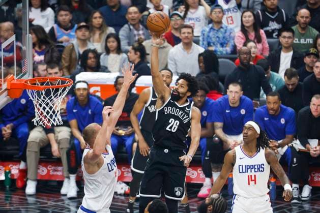 January 21, 2024, Los Angeles, California, United States: Brooklyn Nets Spencer Dinwiddie (C) shoots against Los Angeles Clippers Mason Plemlee (L) during an NBA, Basketball Herren, USA basketball game at Crypto.com Arena. Los Angeles United States - ZUMAs197 20240121_aaa_s197_162 Copyright: xRingoxChiux