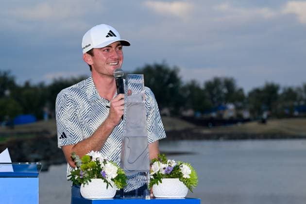LA QUINTA, CA - JANUARY 21: Nick Dunlap (a) (USA) speaks during the trophy presenation after winning The American Express tournament at PGA, Golf Herren West, Dye Stadium Course on January 21, 2024 in La Quinta, California. (Photo by Ken Murray Icon Sportswire) GOLF: JAN 21 PGA The American Express EDITORIAL USE ONLY Icon2401210204