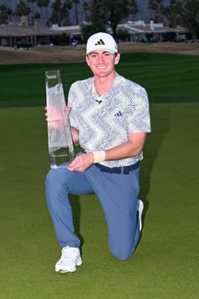 LA QUINTA, CA - JANUARY 21: Nick Dunlap (a) (USA) holds the trophy for winning The American Express tournament at PGA, Golf Herren West, Dye Stadium Course on January 21, 2024 in La Quinta, California. (Photo by Ken Murray Icon Sportswire) GOLF: JAN 21 PGA The American Express EDITORIAL USE ONLY Icon2401210244