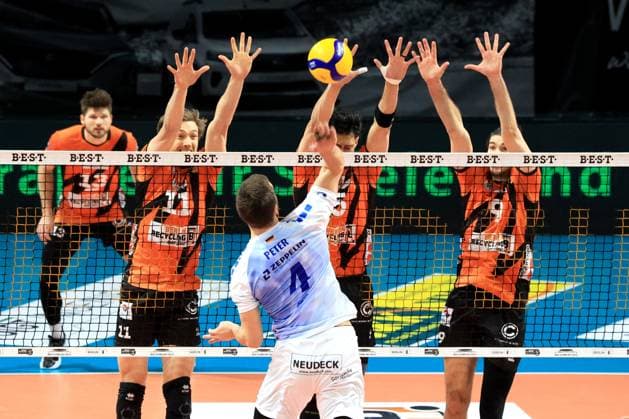 DEU, DVV, 1 VBL, BR Volleys vs VFB Friredrichshafen, 21 01 2024, Max Schmeling Halle, Berlin, DEU, DVV, 1 VBL, BR Volleys vs VFB Friredrichshafen, in the picture Cody Kessel BR Volleys 11 , äb5 , Timothee Carle BR Volleys 9 , Tim Peter Friedrichshafen 4 Foto Juergen Engler nordphoto GmbH nordphotoxGmbHx xEngler nph00076