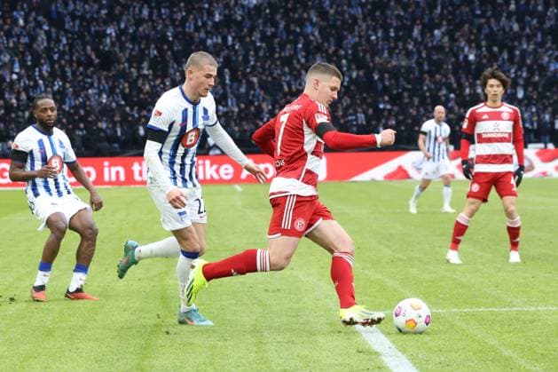 DEU, DFL, 2 FBL, Hertha BSC vs Fortuna Duesseldorf, 21 01 2024, Berliner Olympiastadion, Berlin, DEU, DFL, 2 FBL, Hertha BSC vs Fortuna Duesseldorf, in the picture Marten Winkler Hertha BSC Berlin 22 , Christos Tzolis Fortuna Duesseldorf 7 DFL regulations prohibit any use of Photographs as image sequences and or quasi video Foto Juergen Engler nordphoto GmbH nordphotoxGmbHx xEngler nph00076