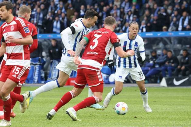 DEU, DFL, 2 FBL, Hertha BSC vs Fortuna Duesseldorf, 21 01 2024, Berliner Olympiastadion, Berlin, DEU, DFL, 2 FBL, Hertha BSC vs Fortuna Duesseldorf, in the picture Haris Tabakovic Hertha BSC Berlin 25 , Derry Scherhant Hertha BSC Berlin 39 , Andre Hoffmann Fortuna Duesseldorf 3 DFL regulations prohibit any use of Photographs as image sequences and or quasi video Foto Juergen Engler nordphoto GmbH nordphotoxGmbHx xEngler nph00076
