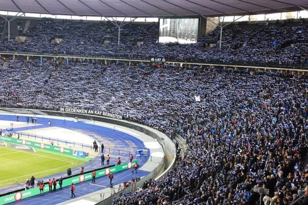DEU, DFL, 2 FBL, Hertha BSC vs Fortuna Duesseldorf, 21 01 2024, Berliner Olympiastadion, Berlin, DEU, DFL, 2 FBL, Hertha BSC vs Fortuna Duesseldorf, im Bild Trauermarsch der Hertha Fans für Praesident Kay Bernstein Hertha BSC Berlin DFL regulations prohibit any use of Photographs as image sequences and or quasi video Foto Juergen Engler nordphoto GmbH nordphotoxGmbHx xEngler nph00076