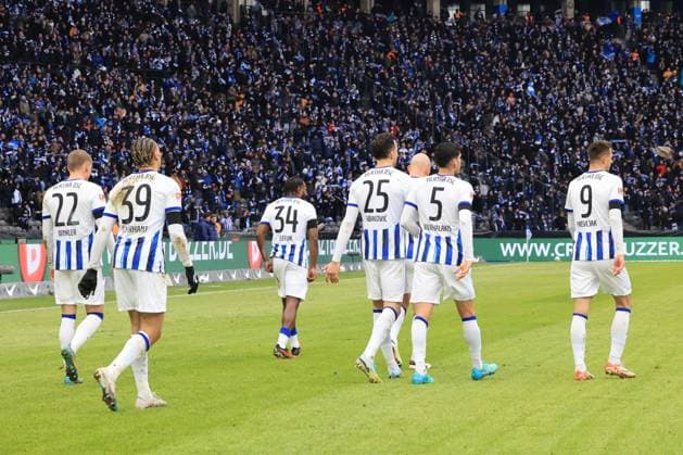 DEU, DFL, 2 FBL, Hertha BSC vs Fortuna Duesseldorf, 21 01 2024, Berliner Olympiastadion, Berlin, DEU, DFL, 2 FBL, Hertha BSC vs Fortuna Duesseldorf, in the picture after the 2 1 by Derry Scherhant Hertha BSC Berlin 39 , Hertha Spielerkreis DFL regulations prohibit any use of Photographs as image sequences and or quasi video Foto Juergen Engler nordphoto GmbH nordphotoxGmbHx xEngler nph00076