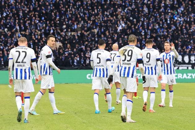 DEU, DFL, 2 FBL, Hertha BSC vs Fortuna Duesseldorf, 21 01 2024, Berliner Olympiastadion, Berlin, DEU, DFL, 2 FBL, Hertha BSC vs Fortuna Duesseldorf, in the picture after the 2 1 by Derry Scherhant Hertha BSC Berlin 39 , Hertha Spielerkreis DFL regulations prohibit any use of Photographs as image sequences and or quasi video Foto Juergen Engler nordphoto GmbH nordphotoxGmbHx xEngler nph00076