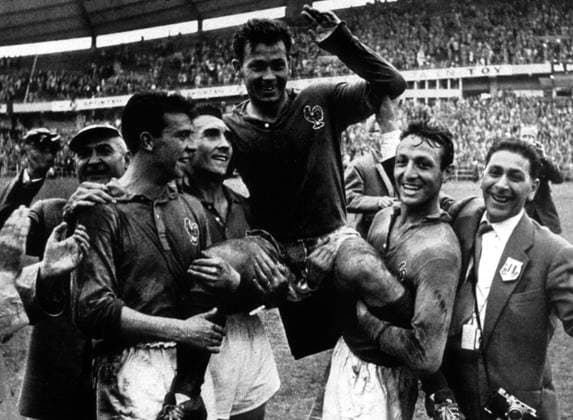 Onderwerp Subject: France - West Germany (6-3) World Cup 1958 3rd 4th place Club Team Country: France Seizoen Season: 1957 1958 1958 1959 FOTO PHOTO: France s Just FONTAINE scored 4 goals, and is carried by his teammates Content not available for redistribution in The Netherlands directly or indirectly through any third parties. Copyright: xBSRxAgencyx 581020649 EDITORIAL USE ONLY