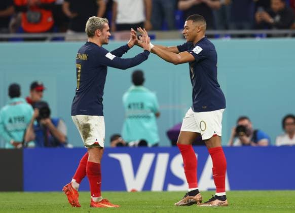 France v Denmark - FIFA World Cup, WM, Weltmeisterschaft, Fussball 2022 - Group D - Stadium 974 November 26, 2022, Doha: Doha, Qatar, 26th November 2022. Antoine Griezmann of France (l) celebrates with scorer Kylan Mbappe of France (r) during the FIFA World Cup 2022 match at Stadium 974, Doha. Doha EDITORIAL USE ONLY Copyright: xx ZUMA-20221126_zaf_si1_100.jpg DavidxKleinx csmphotothree009715