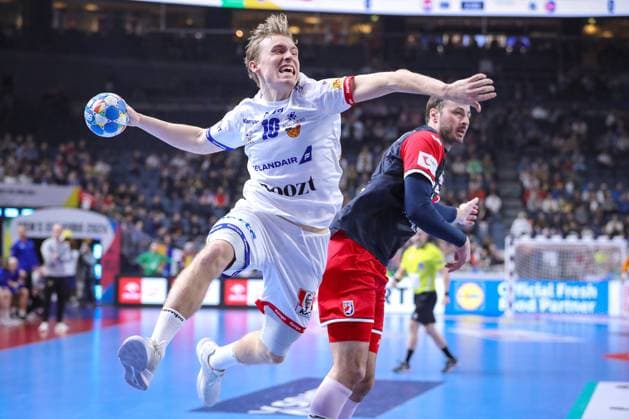 22 01 2024, EHF EURO 2024, European Mens Handball Championship, Lanxess Arena in Cologne, Croatia Iceland Gisli Thorgeir Kristjansson Iceland asserts himself against Domagoj Duvnjak Croatia North Rhine-Westphalia Germany
