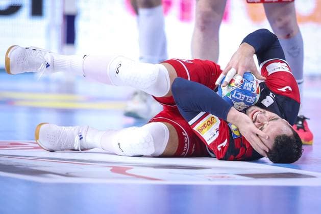 22 01 2024, EHF EURO 2024, European Mens Handball Championship, Lanxess Arena in Cologne, Croatia Iceland Zvonimir Srna Croatia lies on the ground in pain after Ymir Örn Gislason Icelands foul Red card for Ymir Örn Gislason Iceland North Rhine-Westphalia Germany