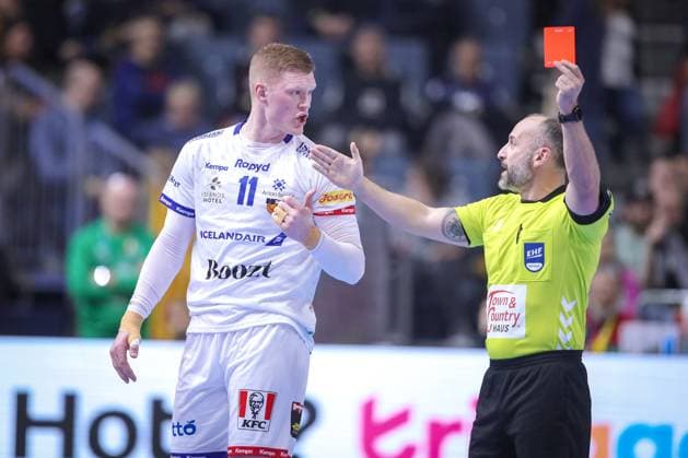 22 01 2024, EHF EURO 2024, European Mens Handball Championship, Lanxess Arena in Cologne, Croatia Iceland Ymir Örn Gislason Iceland is shown a red card by the referee North Rhine-Westphalia Germany